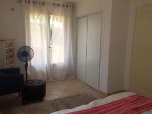 Pleasant 2 Bed Apartment in the calm Palm Beach area of Cannes with beaches nearby on all sides 1525