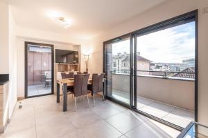 Pleasant Apartment Close To The City Center With Furnished Terrace & Garage