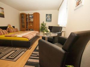 Pleasant apartment in Thuringian Forest with garden