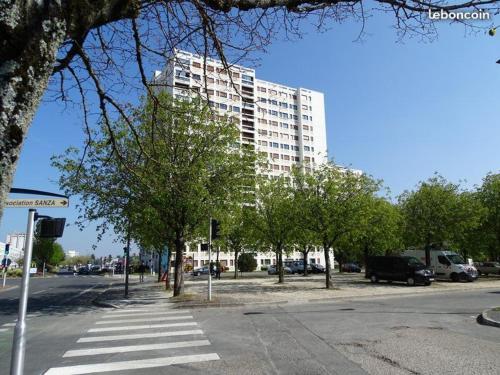 Appartement Poitiers appartement T2 à 15 mn du Futuroscope 2 Avenue Robert Schuman 86000 Poitiers -1