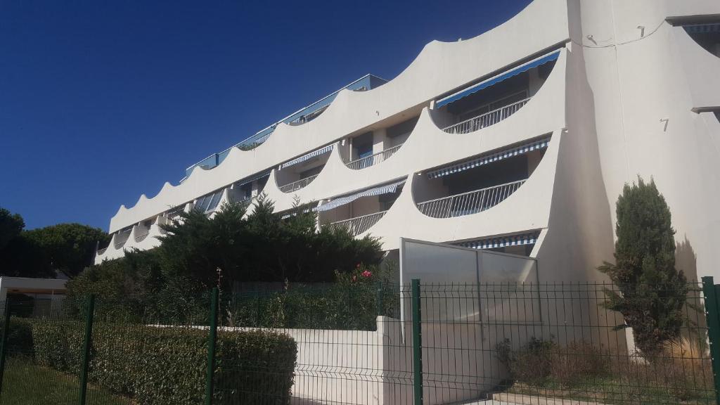 Port Camargue Plage RES LA GOELETTE BAT B ETAGE 01 PORTE 202 4 AVENUE JEAN LASSERRE, 30240 Le Grau-du-Roi