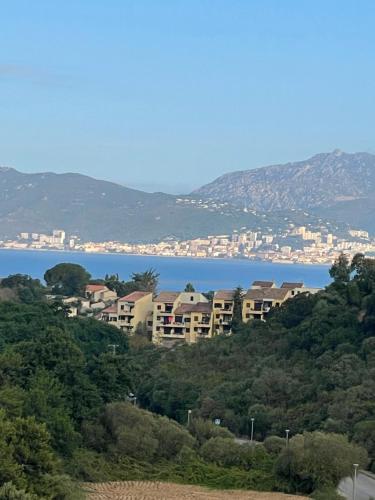 Porticcio Appartement 6 personnes terrasse avec vue imprenable Golfe d'Ajaccio et plage 800m