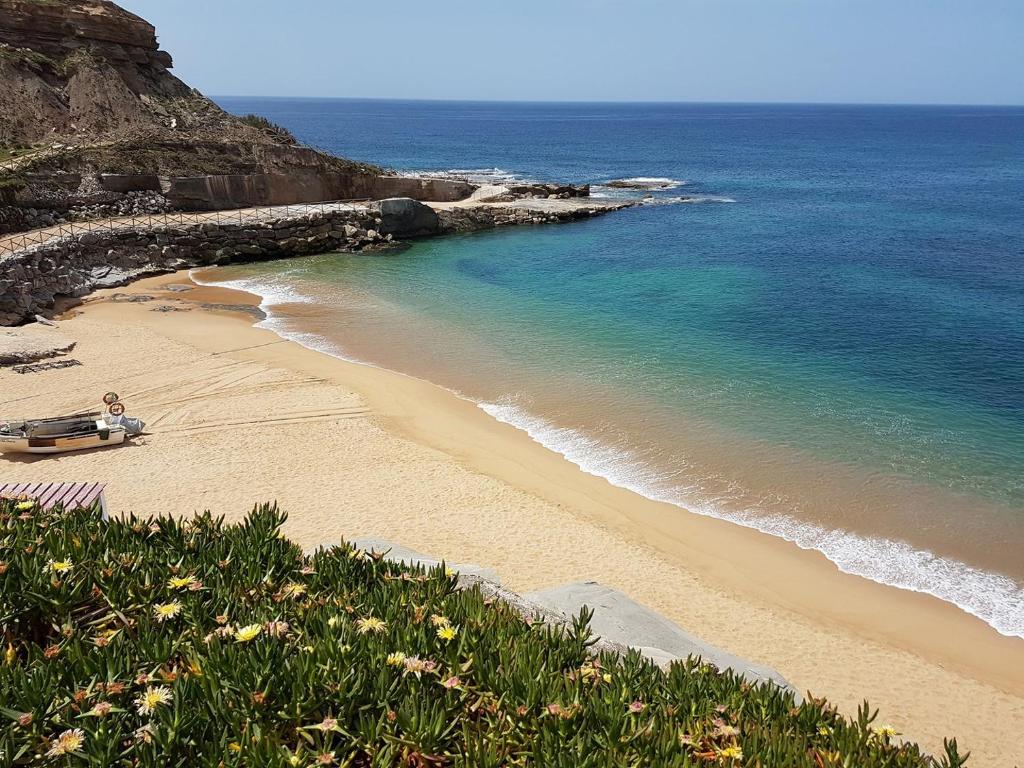 Porto Dinheiro Beach I Rua dos Arneiros, 1 esq. Praia de Porto Dinheiro, 2530-626 Lourinhã