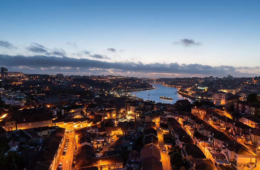 Porto Gaia River View 8 by MP Avenida da República 374 8 Direito, 4430-188 Vila Nova de Gaia