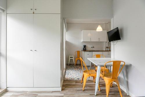 Porto Stanza - 1BR Flat Downtown with Patio by LovelyStay