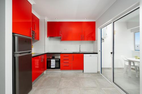 Praia da Rocha Bliss W/ Balcony - 5min walk to the beach - by LovelyStay