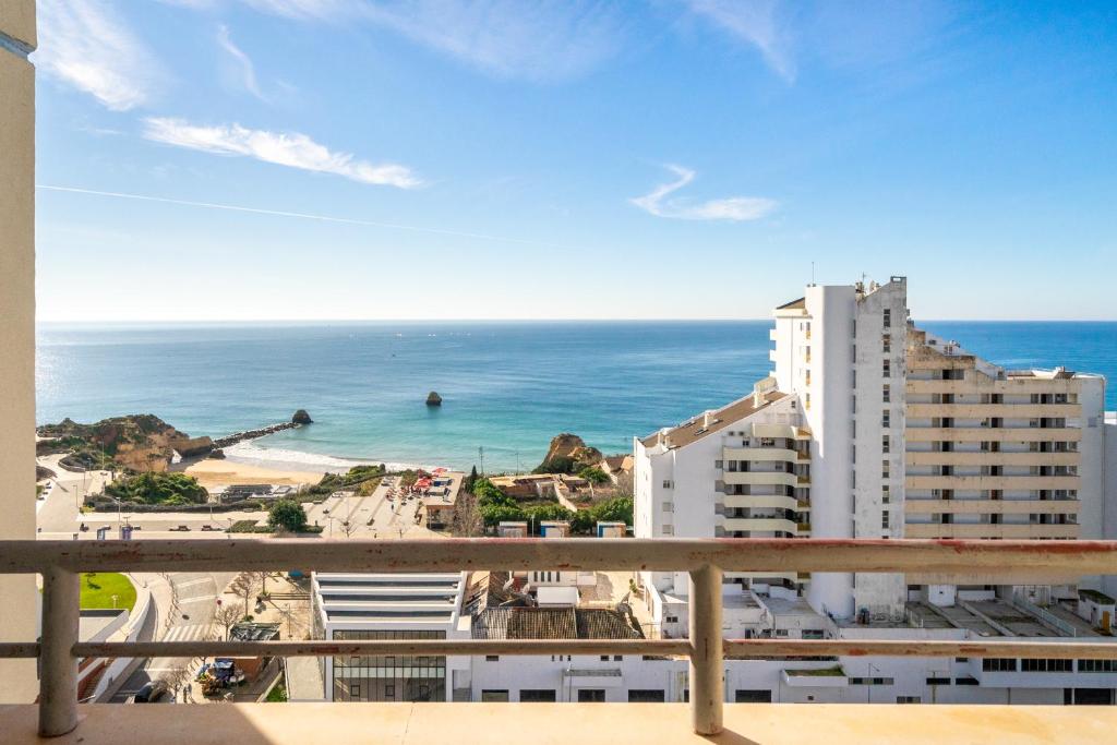Praia da Rocha, Frontal Sea View, Wonderful Studio, Air Conditioning, two Pools, Internet, Parking - Jardins da Rocha by IG 8500-411 Portimão