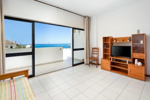 Praia da Rocha Wonder w/ Balcony by LovelyStay