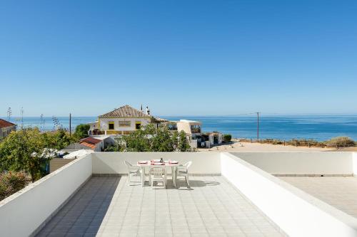 Praia da Rocha Wonder w/ Balcony by LovelyStay