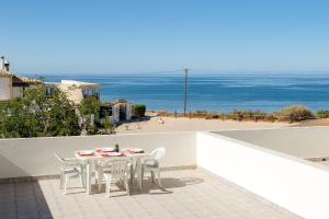 Praia da Rocha Wonder w/ Balcony by LovelyStay
