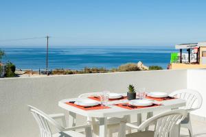 Praia da Rocha Wonder w/ Balcony by LovelyStay