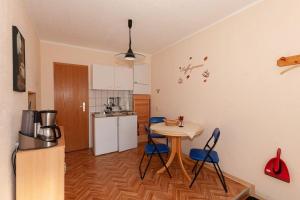 Preisguenstiger-Bungalow-fuer-2-Personen-1-Aufbettung-auf-Ruegen