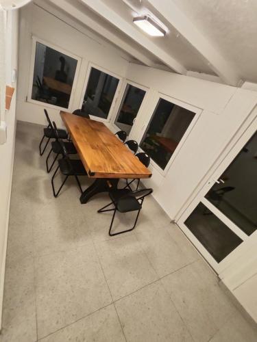 Premium 5 Zimmer Apartment - zentral / 2 x Badezimmer / 8 x Einzelbetten