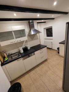 Premium 5 Zimmer Apartment - zentral / 2 x Badezimmer / 8 x Einzelbetten