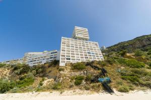 Premium Sesimbra Apartment, Private Beach Access, Garage, View