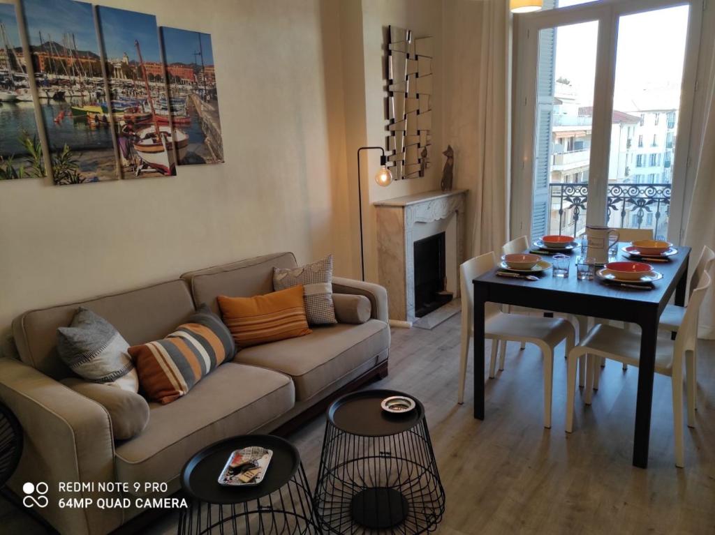 Pretty and quiet top floor 2 bedroom flat in the port area of Nice Top floor (5th) 10 Rue Beaumont, 06300 Nice