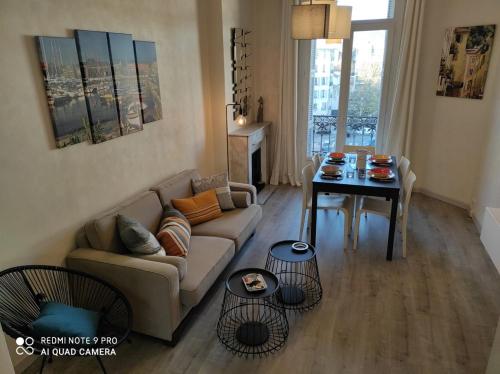 Pretty and quiet top floor 2 bedroom flat in the port area of Nice