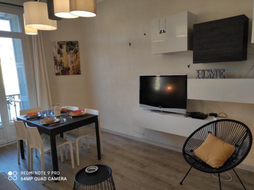 Pretty and quiet top floor 2 bedroom flat in the port area of Nice