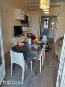 Pretty and quiet top floor 2 bedroom flat in the port area of Nice