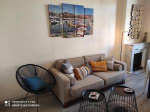 Pretty and quiet top floor 2 bedroom flat in the port area of Nice
