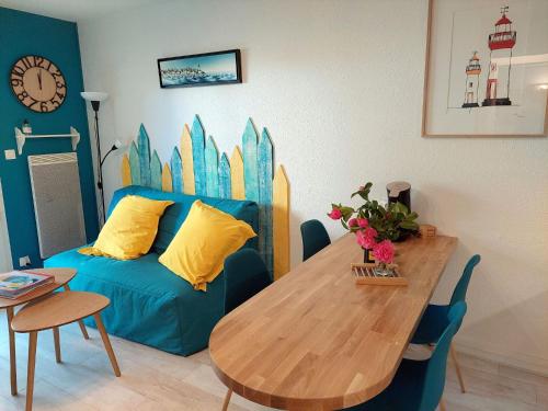 Pretty apartment with a terrace near a sandy beach