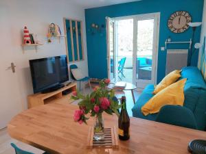 Pretty apartment with a terrace near a sandy beach