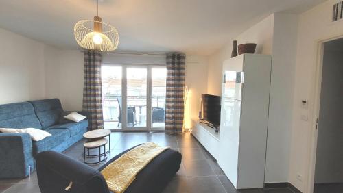 Pretty flat, 100m promenade in city center