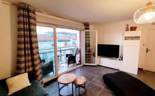 Pretty flat, 100m promenade in city center