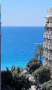 Pretty flat, 100m promenade in city center
