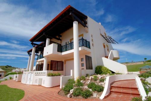 Pristine - 2 bedroom apartment with sea and pool views in the resort