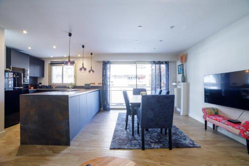 Private Apartment in the center of Juan les Pins parallel to the seafront