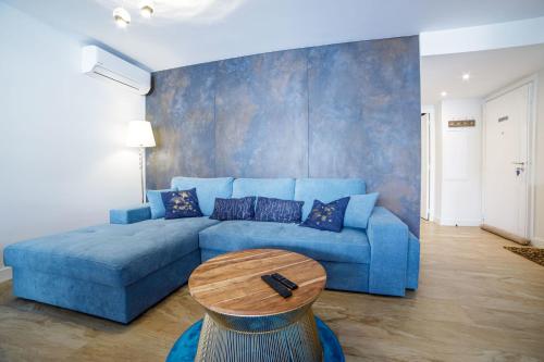 Private Apartment in the center of Juan les Pins parallel to the seafront