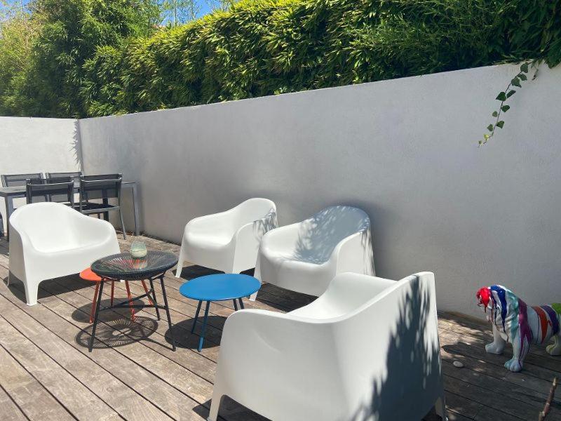Private furnished apartment with all comfort a garden & a swimming pool 13590 Meyreuil