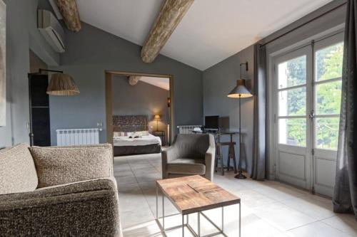 Private furnished apartment with all comfort a garden & a swimming pool