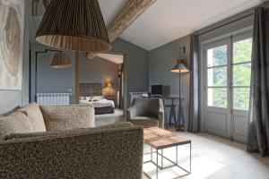 Private furnished apartment with all comfort a garden & a swimming pool