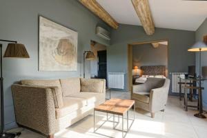 Private furnished apartment with all comfort a garden & a swimming pool