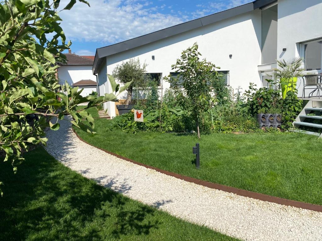 Private furnished apartment with all comfort in a green space with pool 13590 Meyreuil