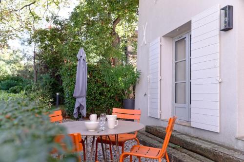Private furnished apartment with all comfort in a green space with pool