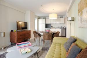 Private furnished apartment with all comfort in a green space with pool