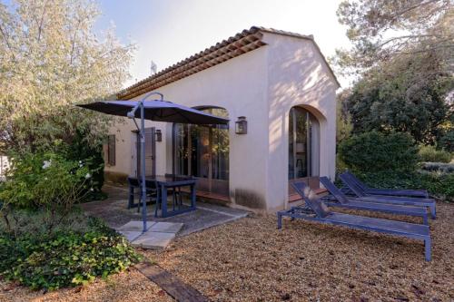 Private furnished apartment with all comfort with a garden & swimming pool