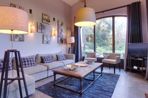 Private furnished apartment with all comfort with a garden & swimming pool
