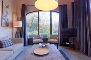 Private furnished apartment with all comfort with a garden & swimming pool