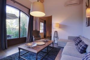 Private furnished apartment with all comfort with a garden & swimming pool