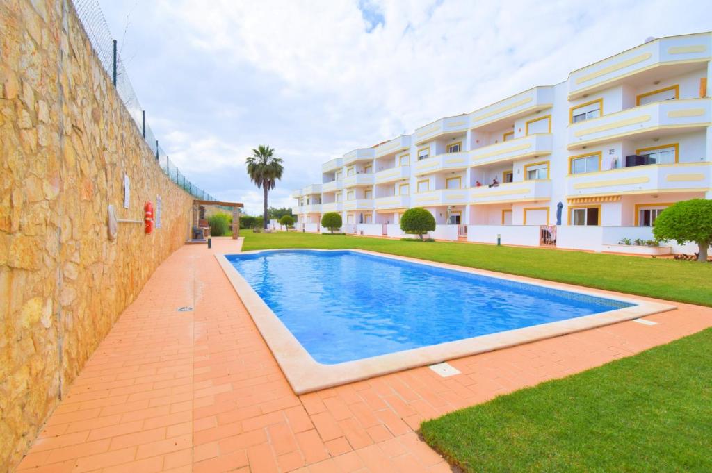 Private large terrace facing the swimming pool Rua 1º de Maio,  Guia