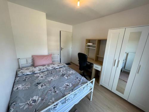 PRIVATE ROOM, Shared bathroom in a 3 bed room appartment