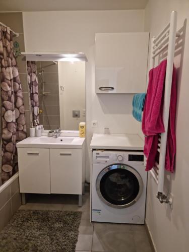 Private Room, shared bathroom in a three bedroom appartment