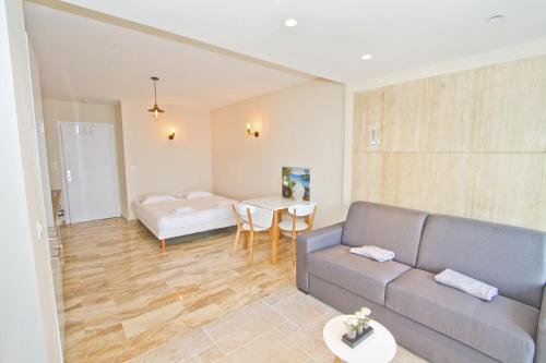 PROMENADE HOLIDAY - COSY SEA FRONT STUDIO