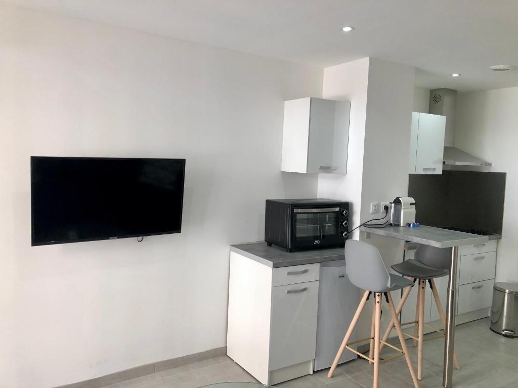 Appartement Provençal Studio Netflix Appart-hotel-Provence Rez de Chaussée 9 Rue Victor Leydet 13580 La Fare-les-Oliviers