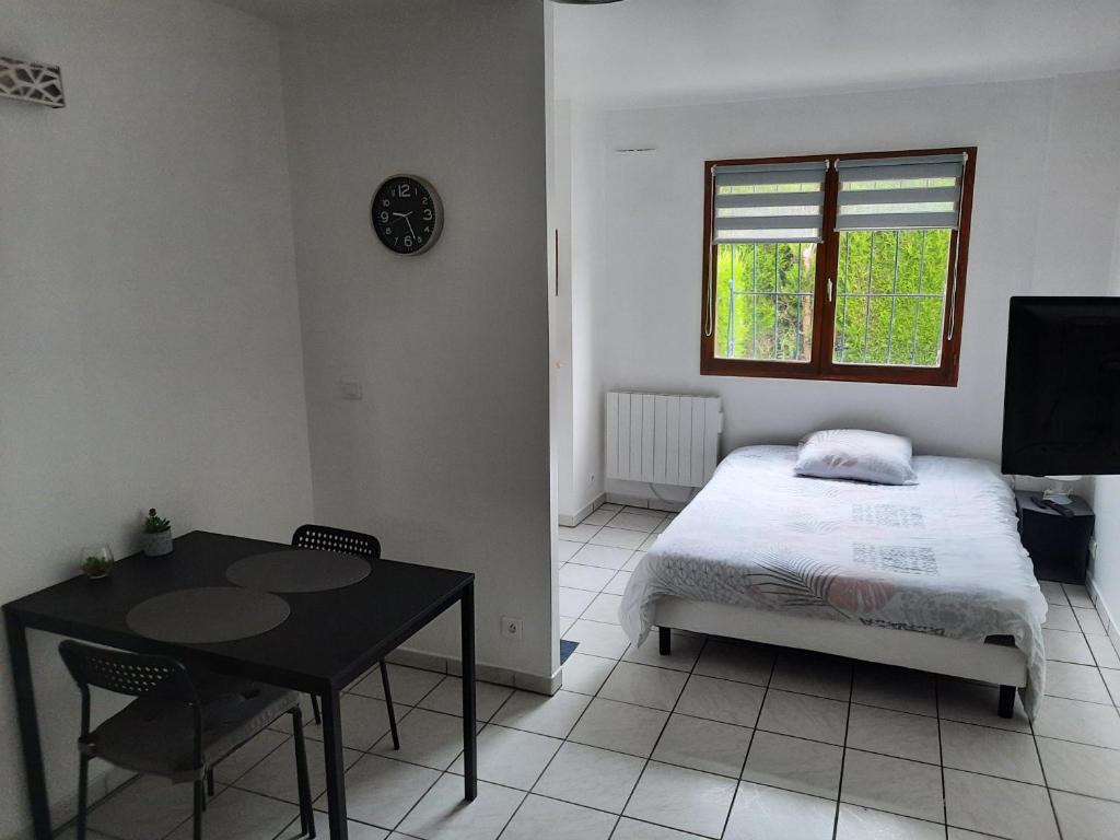 Appartement Proximite zone industrielle ,WIFI Netflix, Tout confort 4 Rue Ribaut 59600 Maubeuge