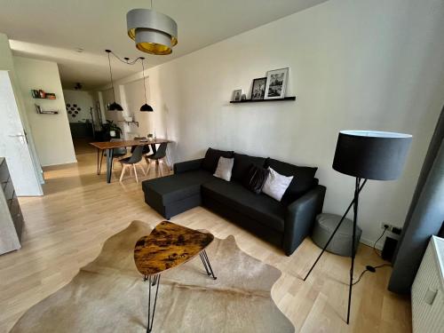 Purer Luxus mit 2 Schlafzimmern, Balkon und Privat-Parkplatz
